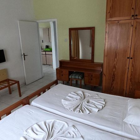 Island Budget Apartments Пафос Екстер'єр фото