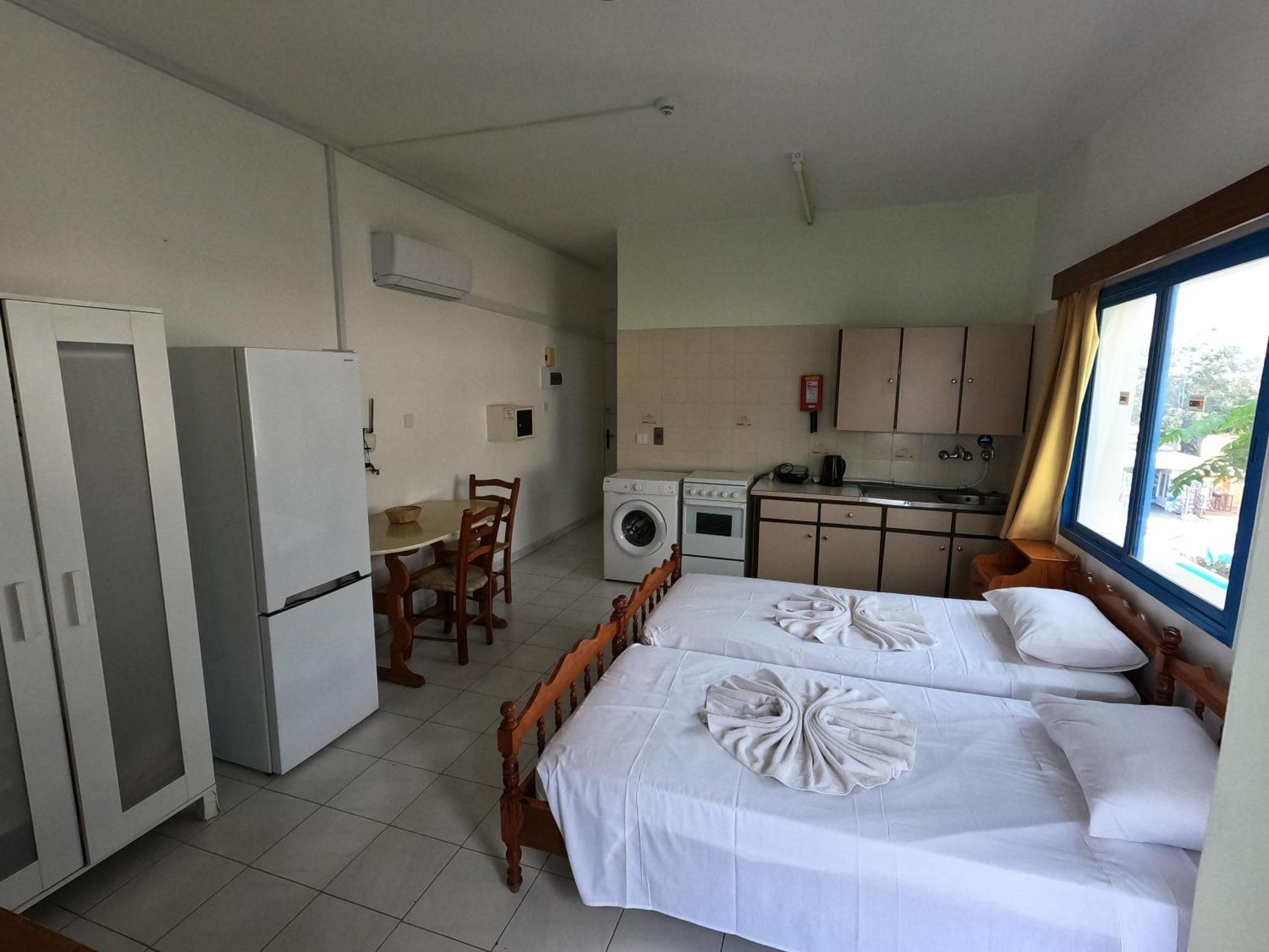 Island Budget Apartments Пафос Екстер'єр фото