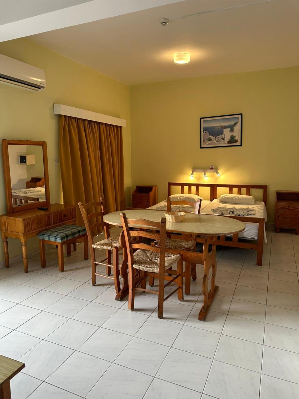 Island Budget Apartments Пафос Екстер'єр фото